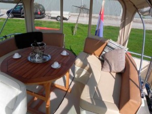 Scheepsstoffering van kussens en tapijt